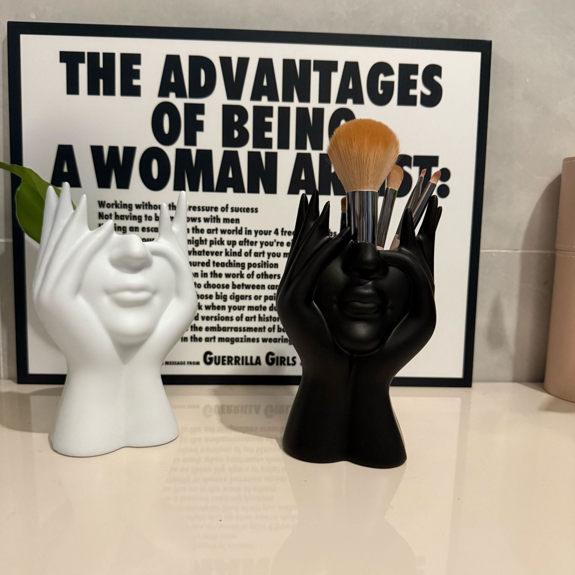 Multifunctional makeup brush storage bucket, ergonomic art - shaped storage bucket, desktop office desk storage pen holder - Milo